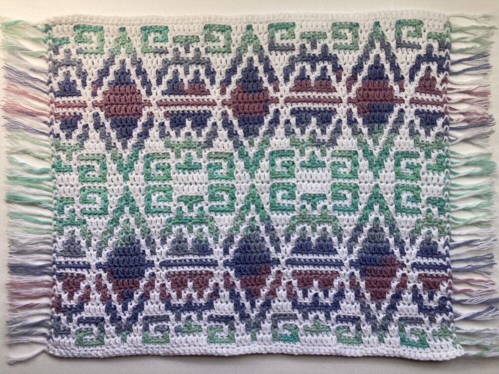 small-mosaic-crochet-table-runner