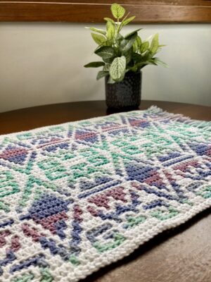 small-mosaic-crochet-table-runner