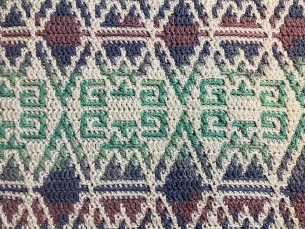 small-mosaic-crochet-table-runner