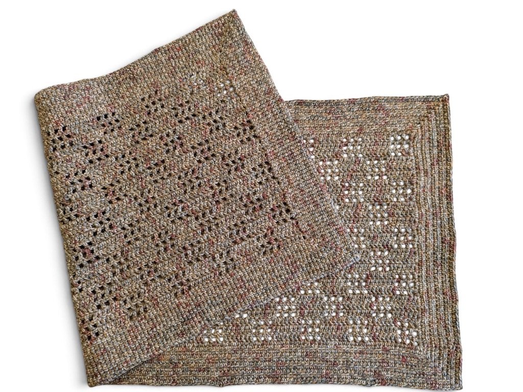 filet stitch table runner circulo jeans